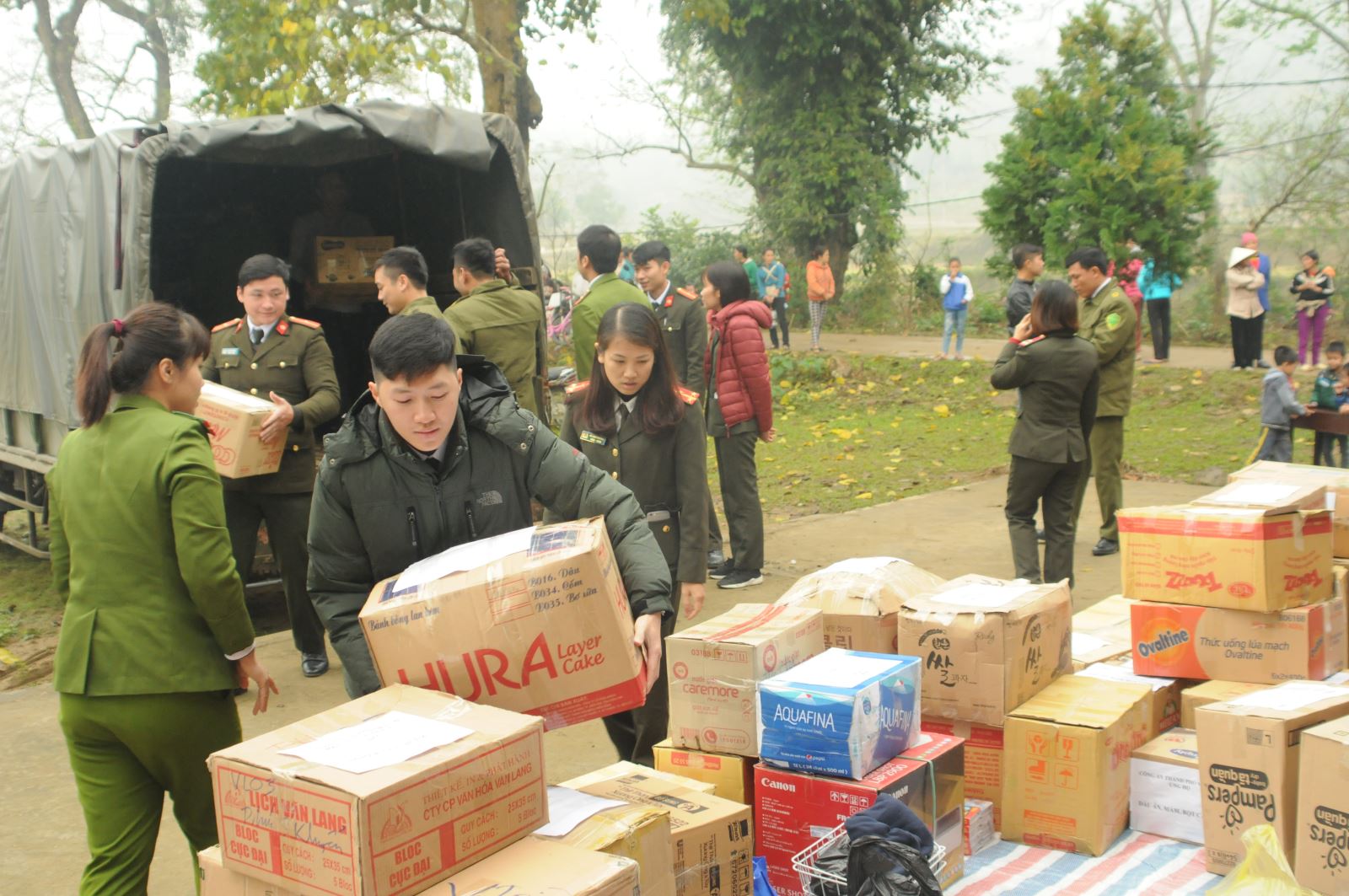 Lực lượng Hậu Cần Công an tỉnh tặng quà tại bản Ú, xã Thu Cúc, huyện Tân Sơn